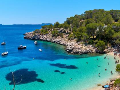 L'azienda ha ottimi risultati? Il capo porta tutti a Ibiza