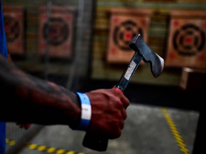 Genova, minaccia moglie con ascia davanti ai figli, denunciato rumeno
