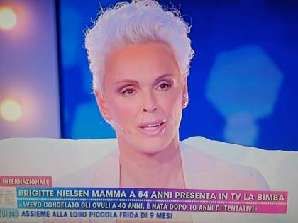 Brigitte Nielsen presenta la sua Frida avuta a 54 anni