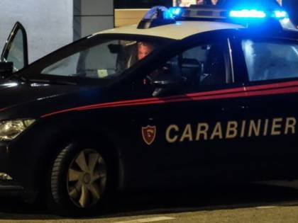 Ruba gioielli, li indossa e posta foto su Facebook: denunciata colf romena