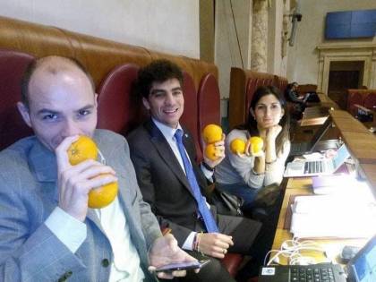 Volevano portare le arance al Pd, ora sanno a chi darle