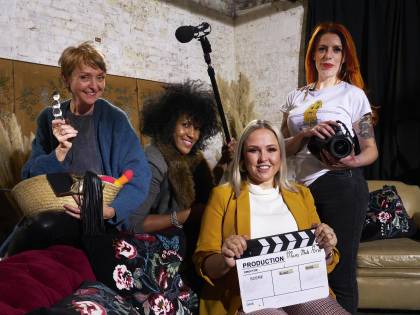 La nuova frontiera del cinema a luci rosse: ora le madri spiegano il sesso ai figli