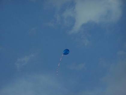 Il palloncino lanciato dai bimbi di un asilo percorre più di 100 km con un messaggio