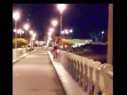 Forte dei Marmi, coppia filmata mentre fa sesso sul pontile