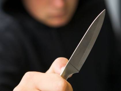 Latina, rumeno accoltella compagna: grave la donna, che perde un rene