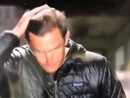 Giornalista si sistema i capelli con la saliva, il fuorionda imbarazzante fa il giro della rete