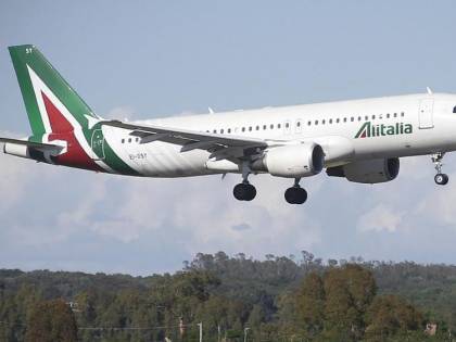Volo Alitalia per New York atterra a Londra: arrestato passeggero
