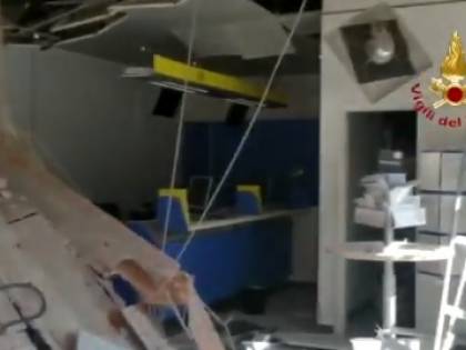 Vicenza, crolla soffitto delle Poste: tutti salvi grazie alla domenica