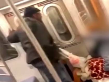New York, pesta una clochard in metro: video virale sui social