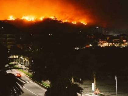 Un vasto incendio a Cogoleto minaccia le abitazioni