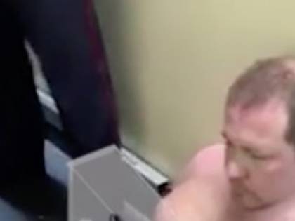 Russia, tenta di prendere un aereo nudo: "Sono più aerodinamico"