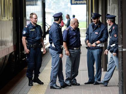 Rumeno con bottiglia sul treno terrorizza passeggeri e attacca agenti