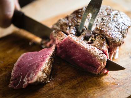 Mangia carne poco cotta e muore a soli 18 anni con delle larve nel cervello