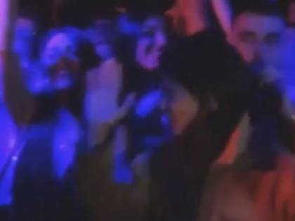 Belen e Gilda si contendono De Martino al party. Una balla e l'altra canta