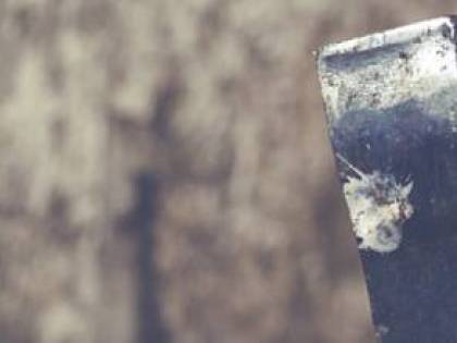"Non puoi avere Facebook". E aggredisce la moglie con l'ascia