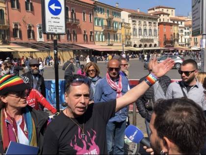 Verona, tensione al Congresso delle famiglie: "Voi rovinate il cervello ai bimbi", "Allora dovete uccidere i gay"
