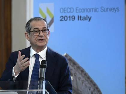 Tria allontana lo spettro dell’aumento dell’Iva. “Il deficit è in calo”