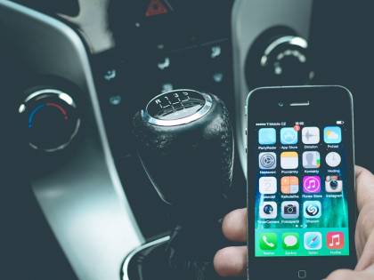 Genova dichiara guerra a chi usa il cellulare mentre guida