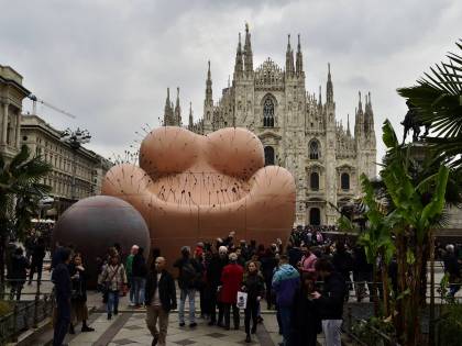 La "Maestà sofferta" è donna nuda davanti al Duomo contro il femminicidio