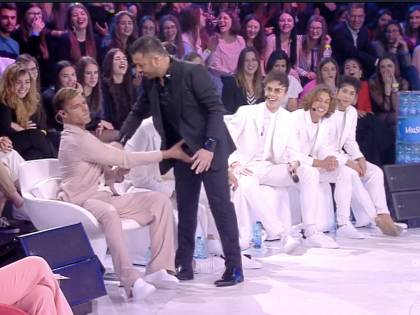 Amici, Ricky Martin tocca "le parti basse" di Amedeo