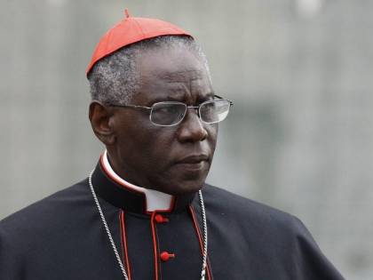 Sarah difende Benedetto XVI: "Trattato con indecenza"