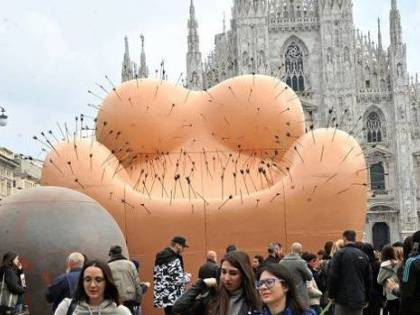 "Ceci n’est pas une femme": lo slogan del movimento femminista contro la poltrona-donna di Gaetano Pesce