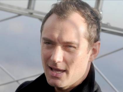 Jude Law, papa in costume bianco a Venezia