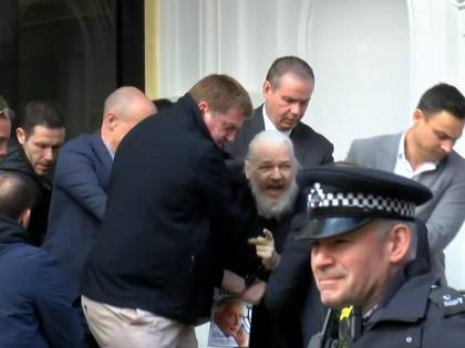 Mike Pompeo: "Julian Assange sarà estradato negli Usa"