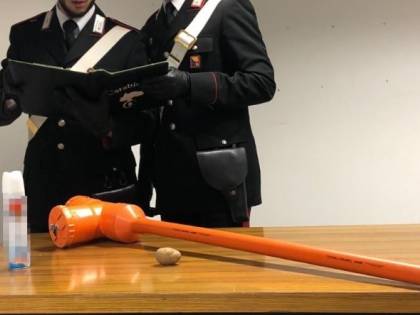Palermo, sparano patate sui passanti con un bazooka