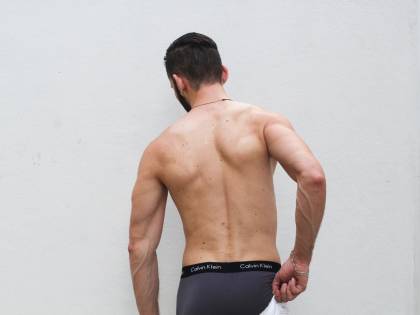 Si taglia il pene per una scommessa virale