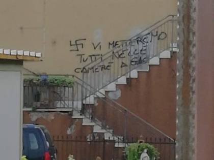 Coppia gay erige muro per difendersi da attacchi, ma per il Comune è abusivo
