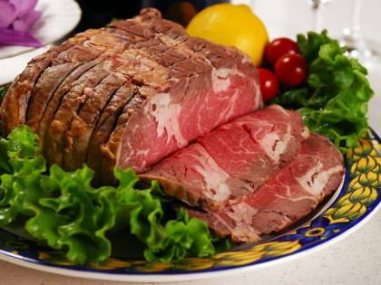 Muore soffocato da un boccone di carne alla festa di compleanno della moglie