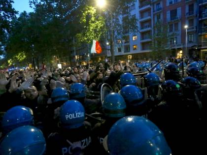 Milano, scontri e tensioni al corteo per Sergio Ramelli: ferito un manifestante