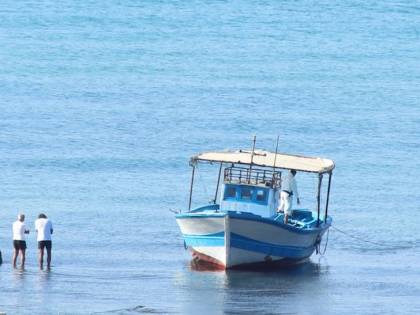 Nuovo sbarco fantasma nell'agrigentino: barcone approda tra i bagnanti