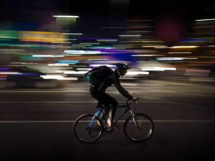 Bulli prendono a sassate un rider indiano e la fidanzata
