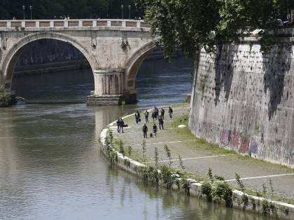 Donna trovata morta sul lungotevere: è giallo
