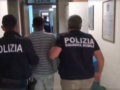 Faenza, aggredisce agenti: in manette clandestino pluripregiudicato