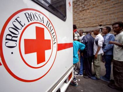 Immigrati, tagli all'accoglienza. E la Croce Rossa caccia i dipendenti