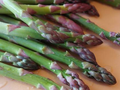 Asparagi, sono antiossidanti e aiutano a combattere la cellulite