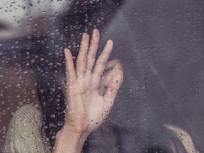 Prende a cinghiate la moglie davanti a figlio: marito violento arrestato a Giugliano