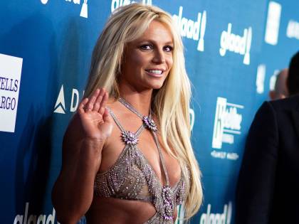 Britney Spears sexy mentre fa yoga