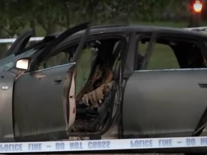 La sua auto è in fiamme con la figlia dentro. Il padre non prova a salvarla