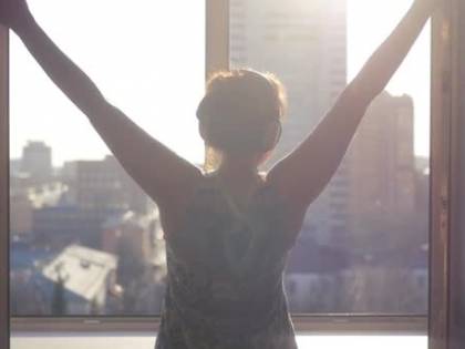 Sesso alla finestra (ma con vista). Scatta la denuncia