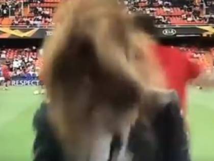 Incidente in diretta tv: la pallonata colpisce la giornalista sportiva