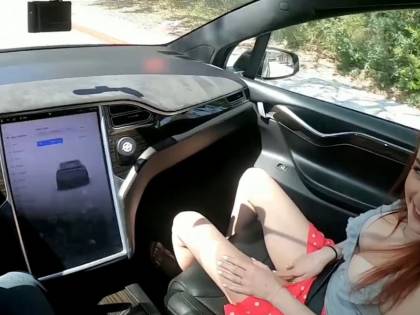 PornHub, il video sulla Tesla autopilot fa record di visualizzazioni. Ma è molto pericoloso