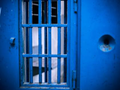 Secondini aggrediti da un detenuto a Secondigliano finiscono in ospedale