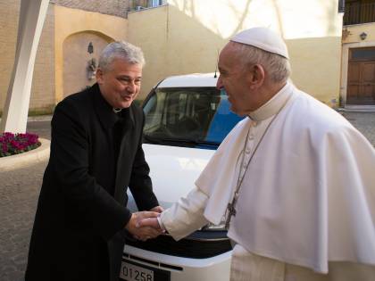 Nervosismo nella curia per il gesto di Krajewski, ma il Papa promuove l'elemosiniere