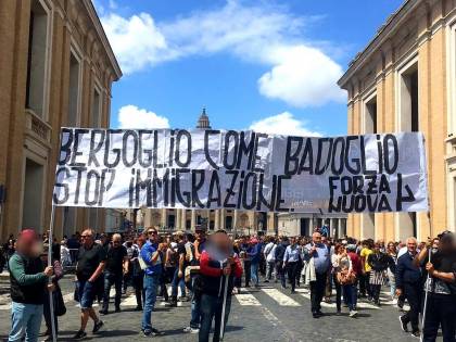 Migranti, blitz di Forza Nuova all'Angelus: "Bergoglio sei come Badoglio"