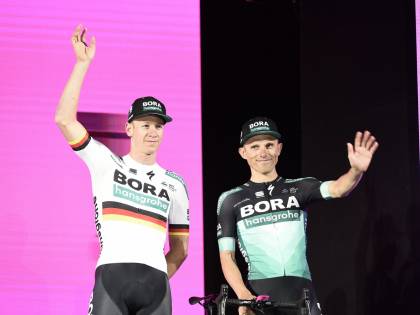 Giro d'Italia, Ackermann vince in volata su Viviani. Roglic resta maglia rosa