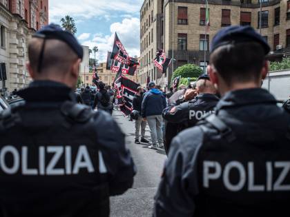 Bologna, violenti scontri tra polizia e manifestanti contro il comizio di Forza Nuova